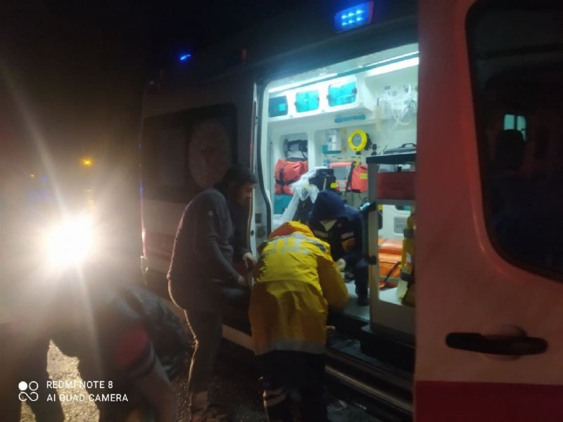Kamyon elektrik direğine çarptı, mahalle karanlığa gömüldü - 4