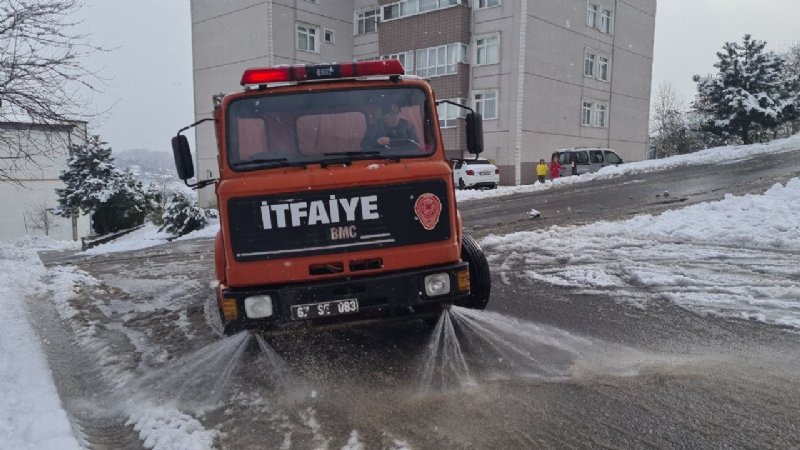 Karla kapanan yolları deniz suyu ile açıyorlar - 1