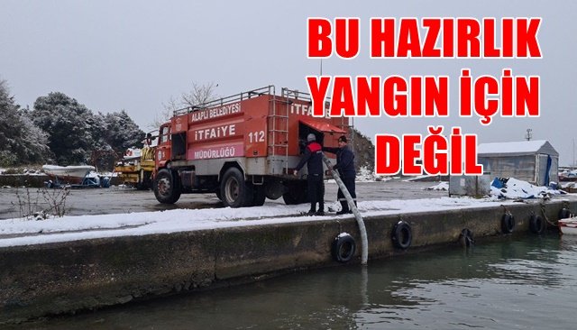 Karla kapanan yolları deniz suyu ile açıyorlar