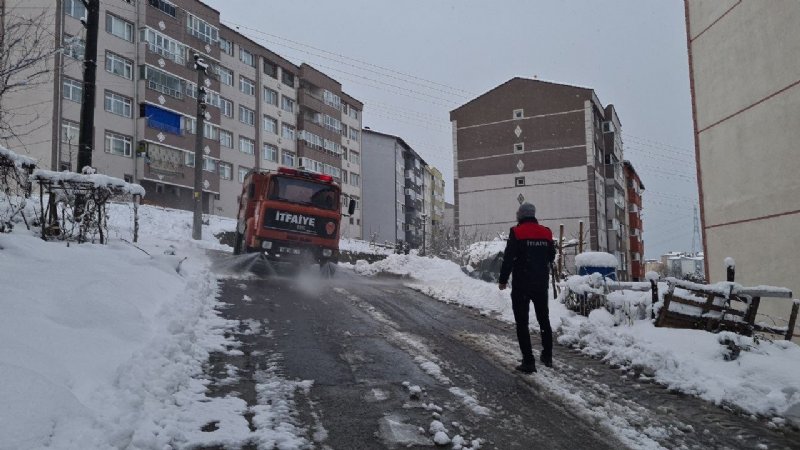 Karla kapanan yolları deniz suyu ile açıyorlar - 3