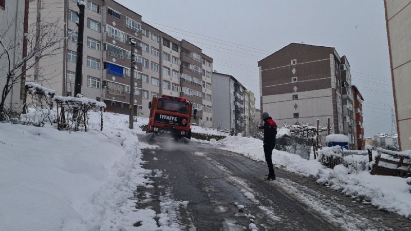 Karla kapanan yolları deniz suyu ile açıyorlar - 4