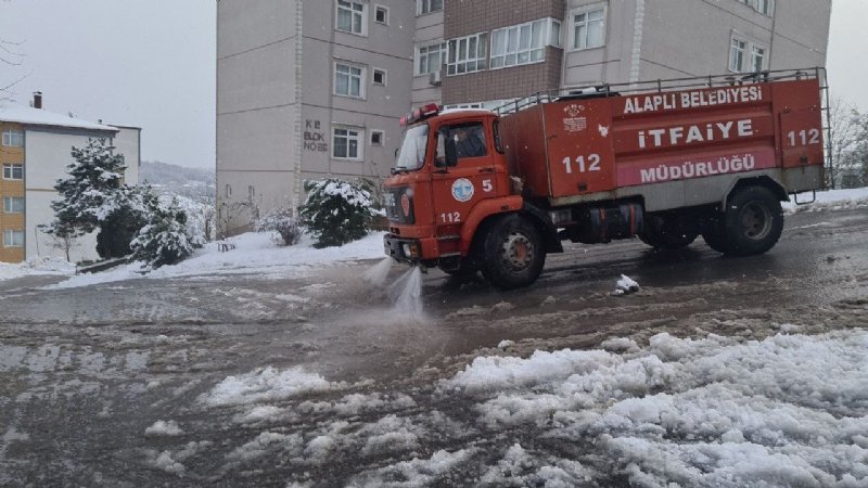 Karla kapanan yolları deniz suyu ile açıyorlar - 7