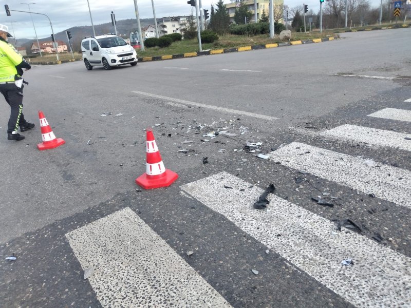 KIRMIZI IŞIĞI İHLAL ETTİ, KAZA YAPTI - 1