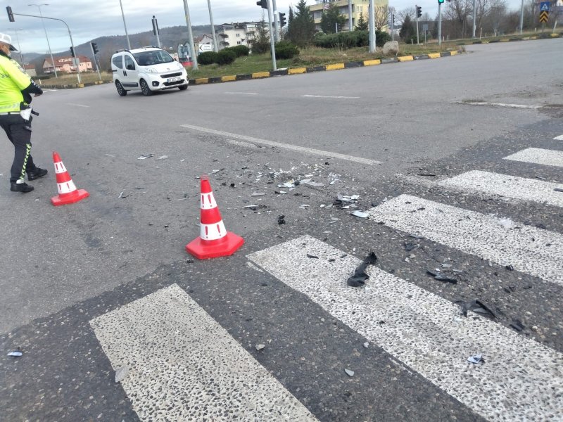 KIRMIZI IŞIĞI İHLAL ETTİ, KAZA YAPTI  - 1