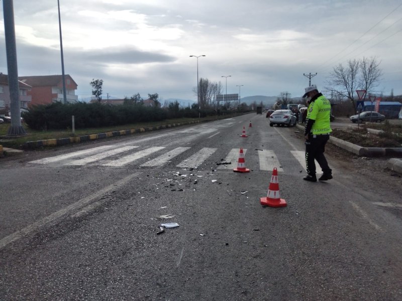 KIRMIZI IŞIĞI İHLAL ETTİ, KAZA YAPTI - 4