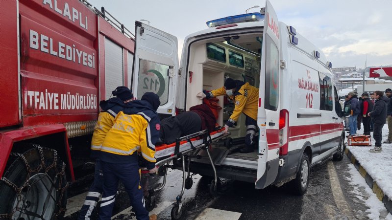 Kırmızı ışıkta geçen tır panelvan aracı biçti: 2 yaralı - 1