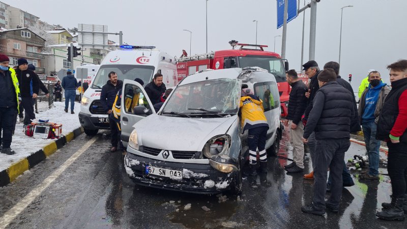 Kırmızı ışıkta geçen tır panelvan aracı biçti: 2 yaralı - 2