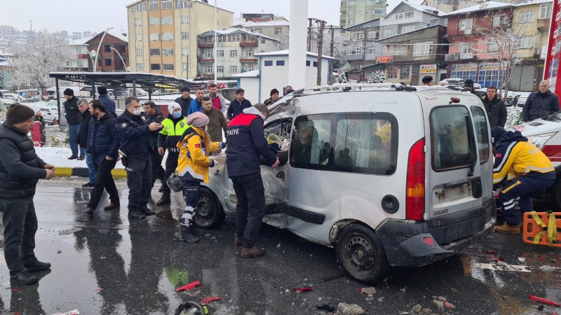 Kırmızı ışıkta geçen tır panelvan aracı biçti: 2 yaralı - 7