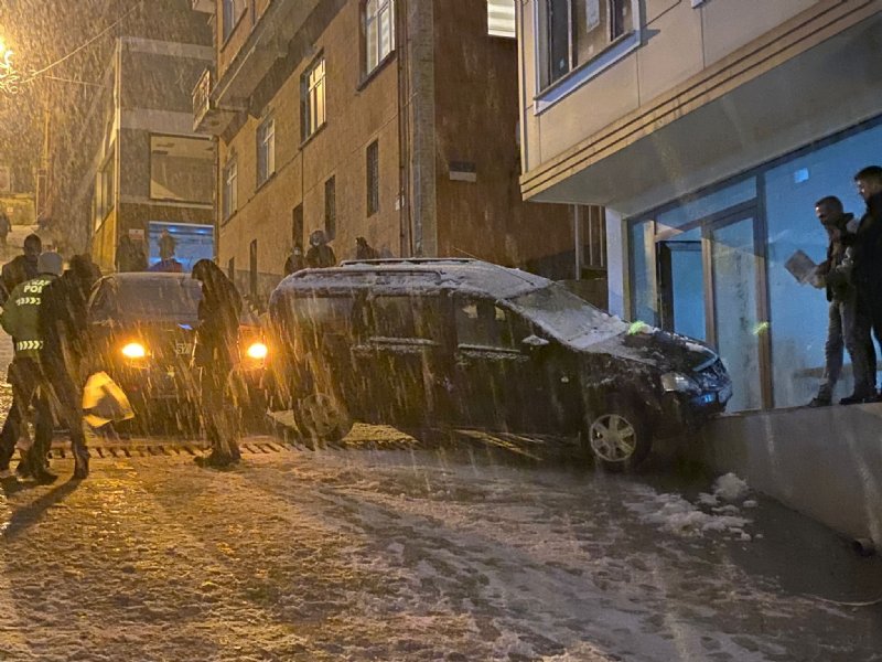 KONTROLDEN ÇIKAN ARAÇLAR ÇARPIŞTI... BİR ARAÇ APARTMAN ÖNÜNE SAVRULDU - 1