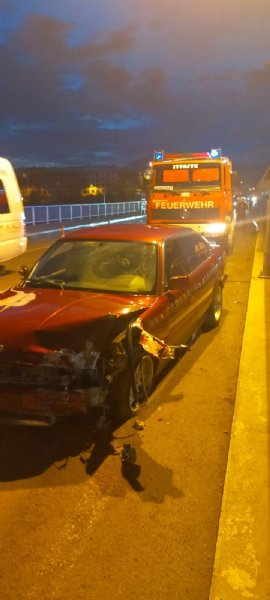 Köprüden geçerken elektrik direğine çarptı - 1