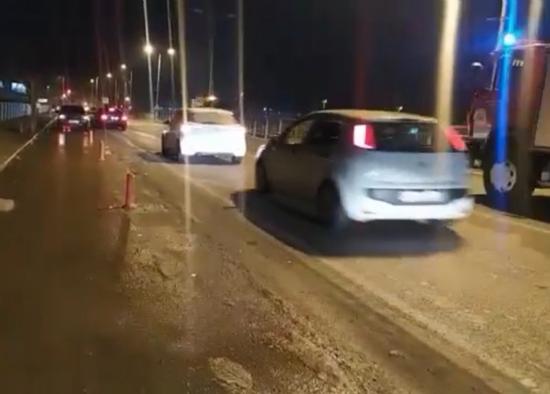 Köprüden geçerken elektrik direğine çarptı - 2