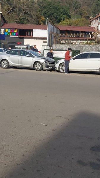 Kozlu’daki kazada otomobiller kafa kafaya çarpıştı - 1