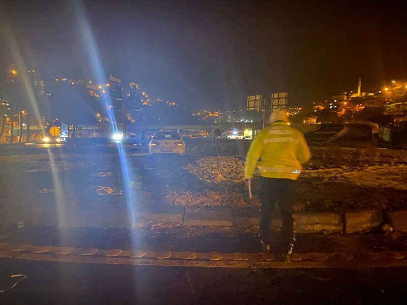 Sürücüsünün kontrolünden çıkan otomobil refüje çıktı: 2 yaralı - 2