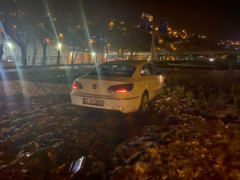 Sürücüsünün kontrolünden çıkan otomobil refüje çıktı: 2 yaralı - 3