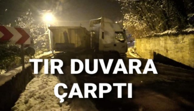  Tır duvara çarptı