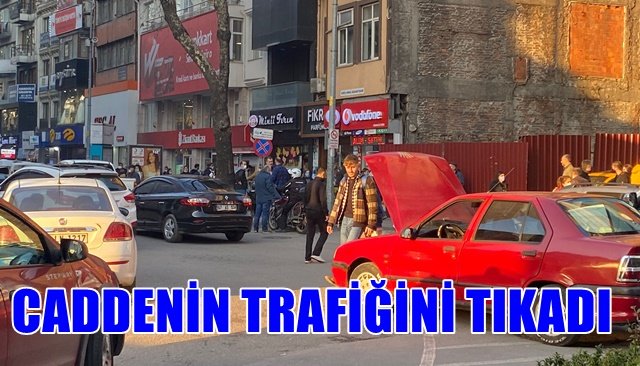 Yolun ortasında bozulan otomobil trafiği tıkadı