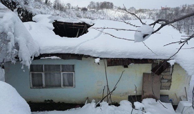 Aşırı kar yüzünden çatıları çöktü - 1