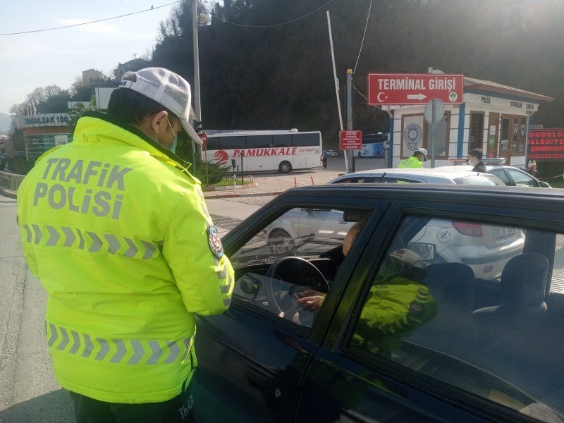 CEZA KESTİĞİ SÜRÜCÜYE KOLONYA İKRAM ETTİ - 3