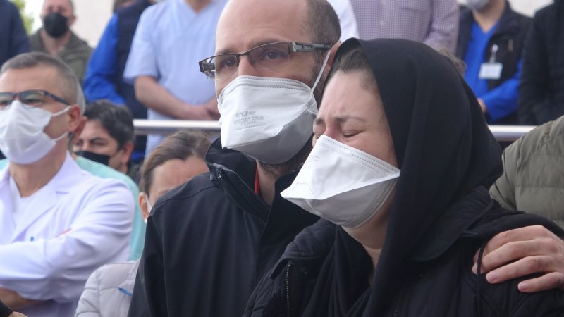 Koronavirüsten hayatını kaybeden fizyoterapist gözyaşlarıyla uğurlandı - 3