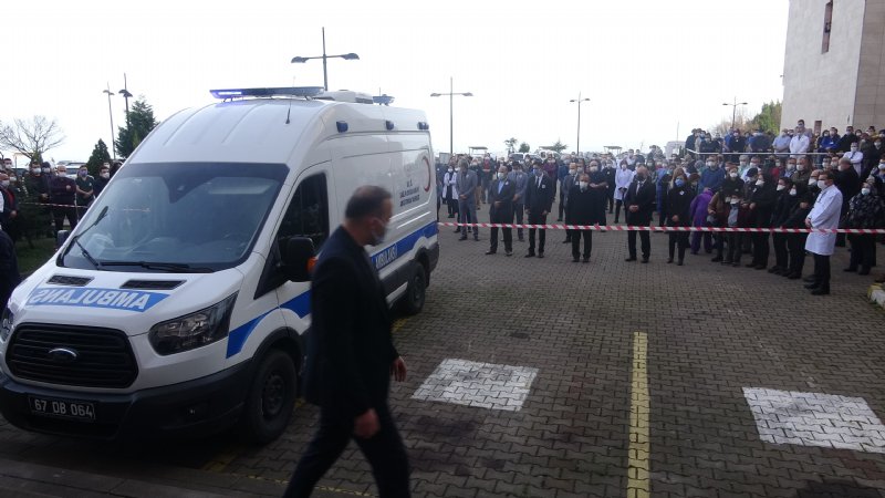 Koronavirüsten hayatını kaybeden fizyoterapist gözyaşlarıyla uğurlandı - 4