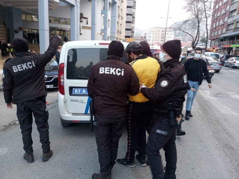 BENZİN DÖKÜP KENDİNİ YAKMAYA KALKTI! - 1
