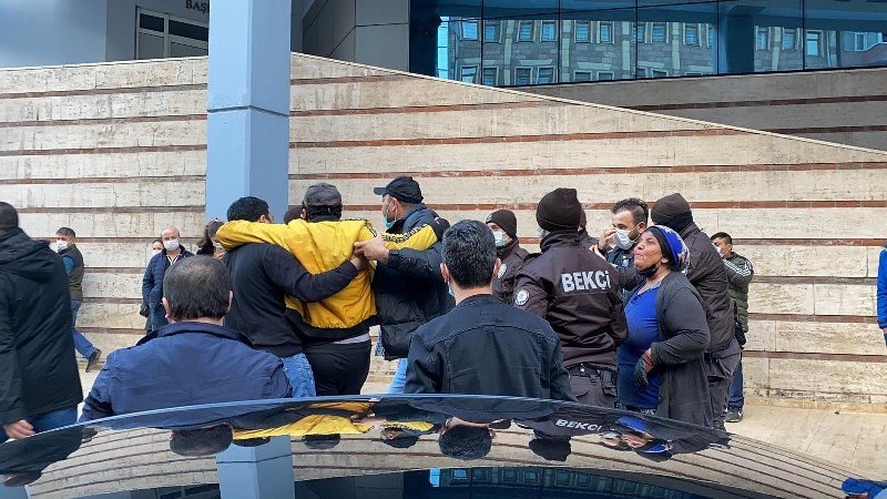 BENZİN DÖKÜP KENDİNİ YAKMAYA KALKTI! - 2