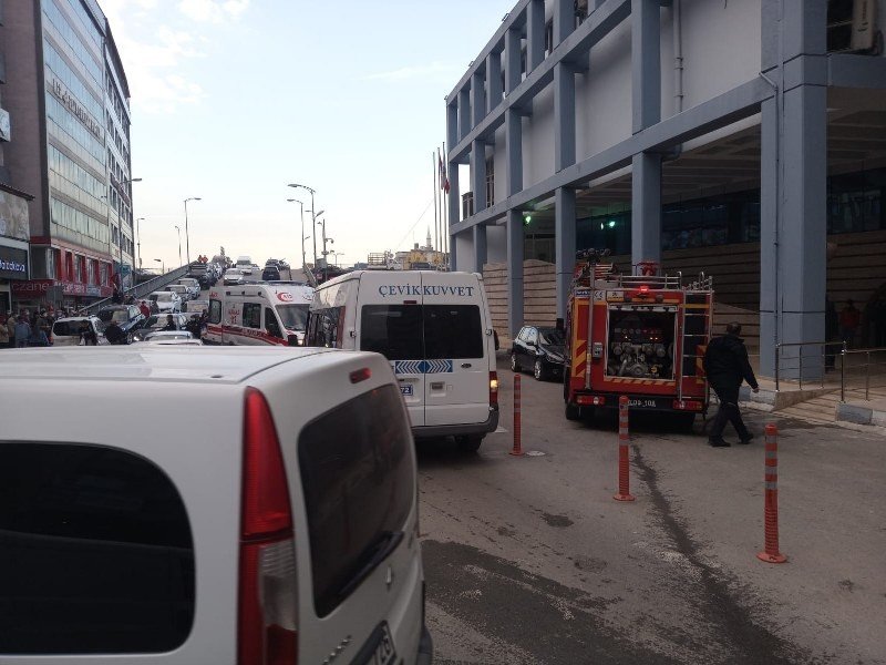 BENZİN DÖKÜP KENDİNİ YAKMAYA KALKTI! - 4