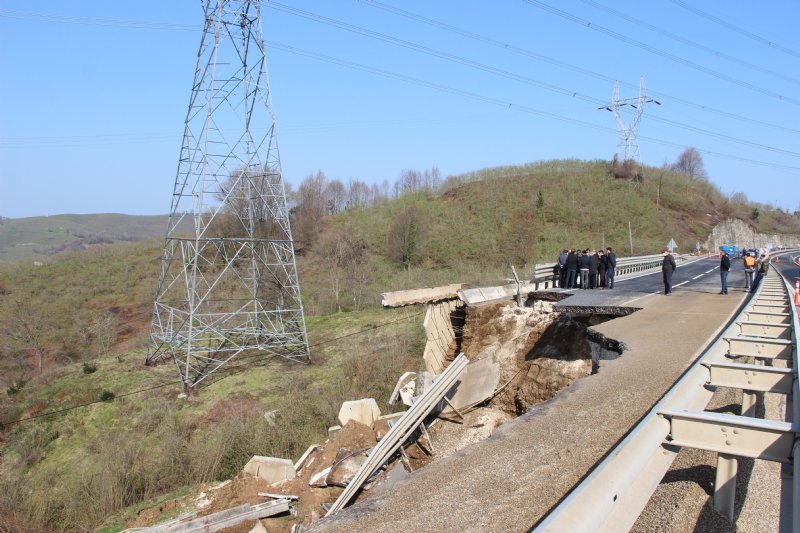 Düzce Zonguldak yolu çöktü - 1