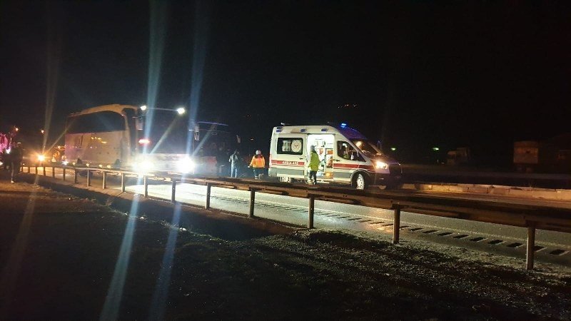 İKİ YOLCU OTOBÜSÜ ÇARPIŞTI: 7 YARALI - 5