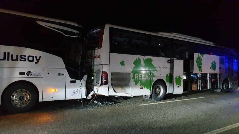 İKİ YOLCU OTOBÜSÜ ÇARPIŞTI: 7 YARALI - 1