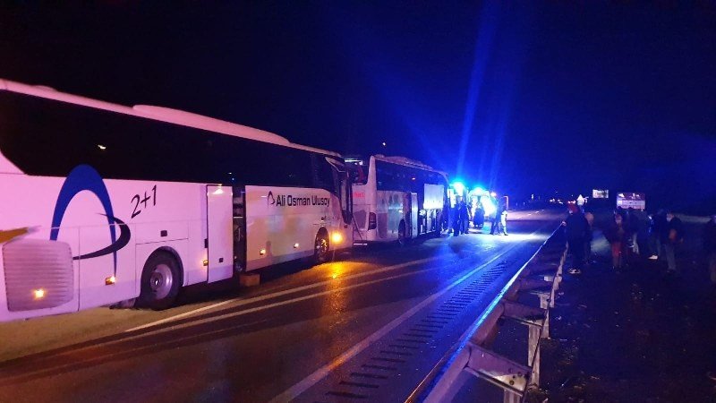 İKİ YOLCU OTOBÜSÜ ÇARPIŞTI: 7 YARALI - 2