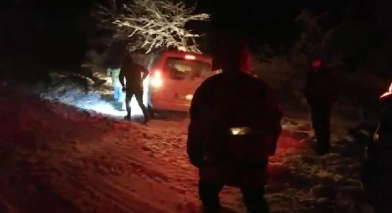 Kara saplanan aracı köylüler kurtardı - 2