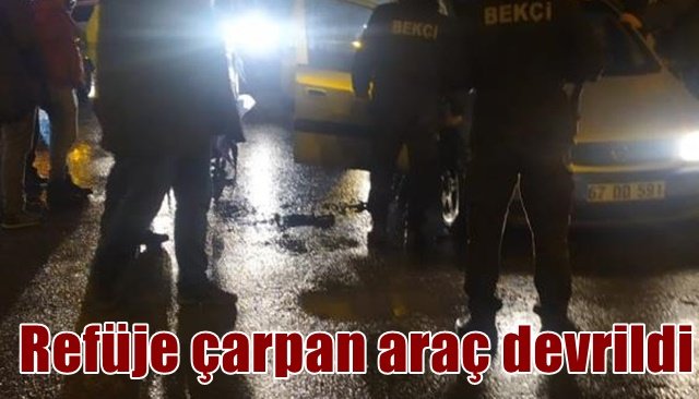 Refüje çarpan araç devrildi