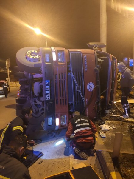TIR DEVRİLDİ, ŞOFÖRÜN KOLU KOPTU - 1