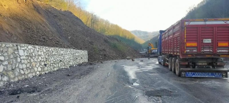 HEYELAN YOLU TRAFİĞE KAPATTI - 3