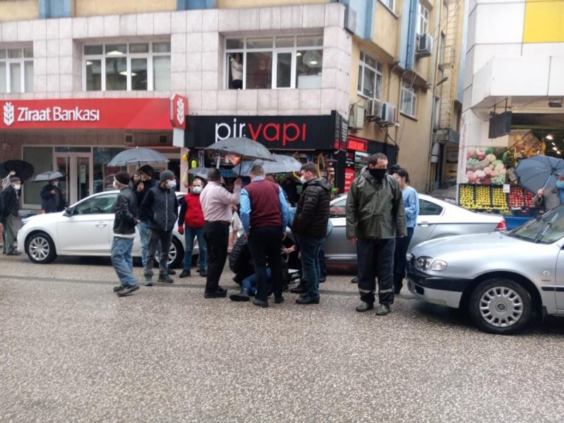 KARŞIYA GEÇERKEN OTOMOBİL ÇARPTI - 1