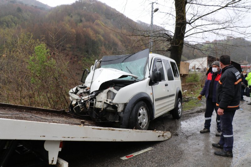 Kontrolden çıkan araç ağaca çarptı: 2´si ağır 3 yaralı - 1
