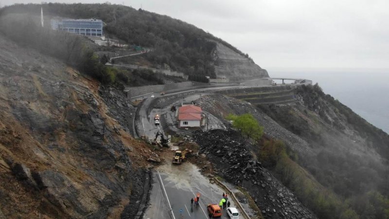 KORKUTAN HEYELAN... ZONGULDAK-EREĞLİ YOLUNU KAPATTI - 1