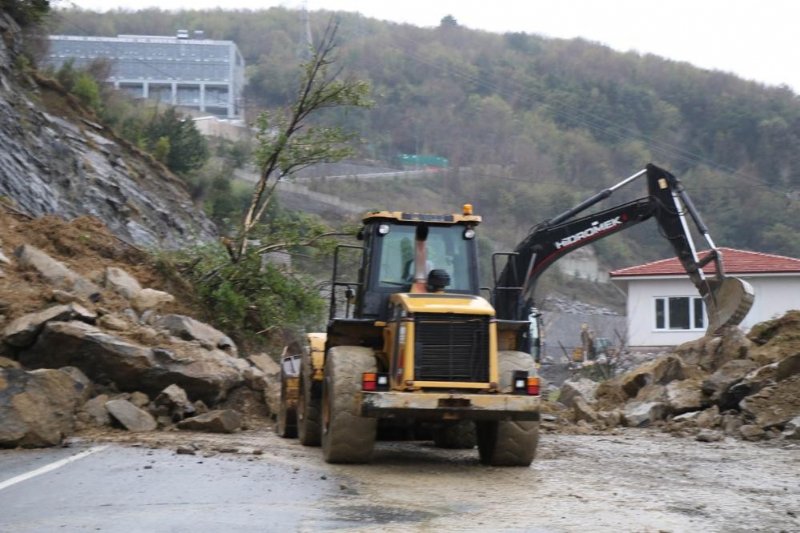 KORKUTAN HEYELAN... ZONGULDAK-EREĞLİ YOLUNU KAPATTI - 3