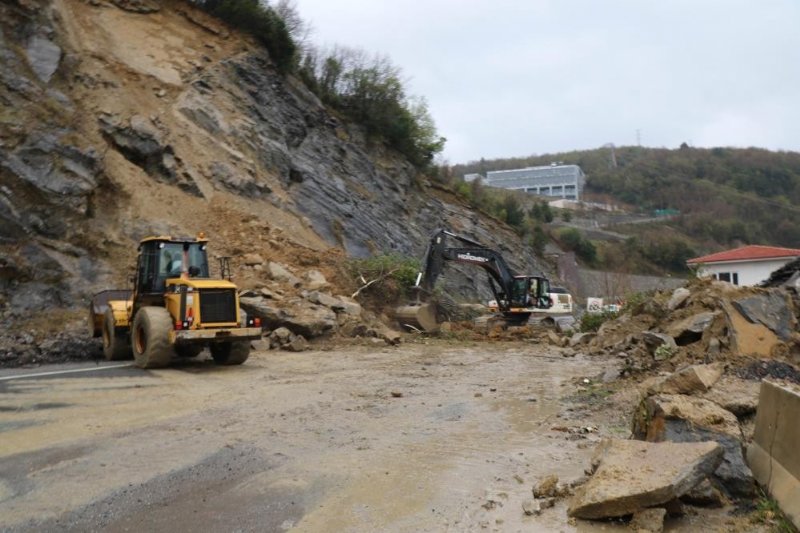 KORKUTAN HEYELAN... ZONGULDAK-EREĞLİ YOLUNU KAPATTI - 4