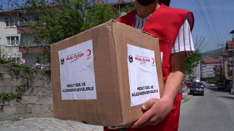 MESUT ÖZİL, MEMLEKETİNE KOLİLER GÖNDERDİ - 3