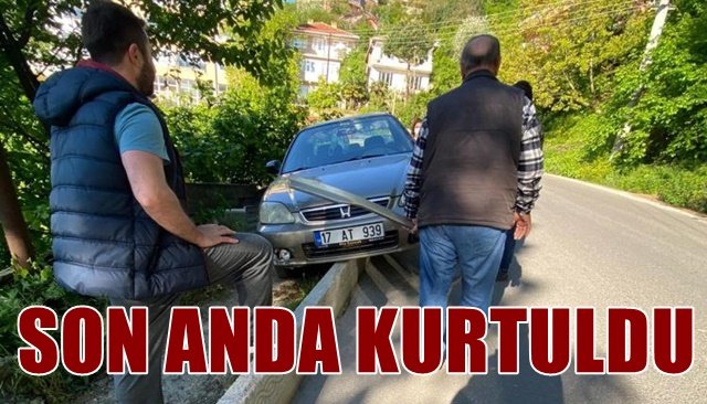 ASKIDA KALAN OTOMOBİL UÇURUMA DÜŞMEKTEN KURTULDU