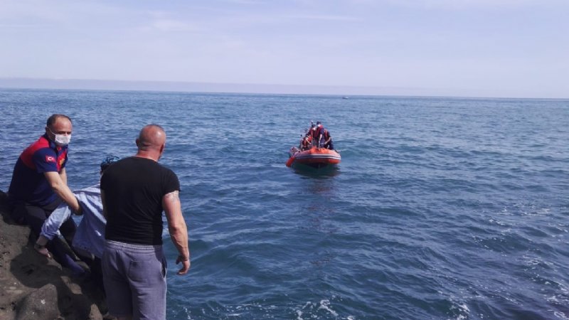 BALIK TUTMAK İSTERKEN KAYALIKLARDAN DÜŞTÜ! - 3