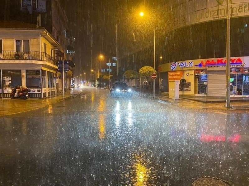 BAZI CADDE VE SOKAKLAR GÖLE DÖNDÜ - 1