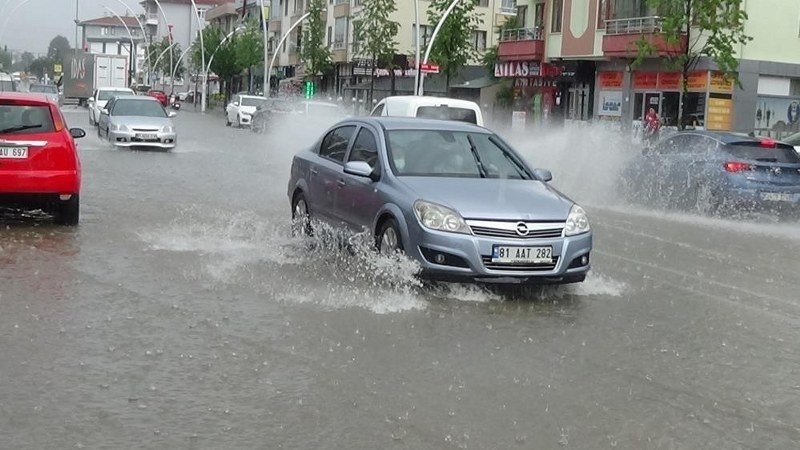 BAZI CADDE VE SOKAKLAR GÖLE DÖNDÜ  - 2