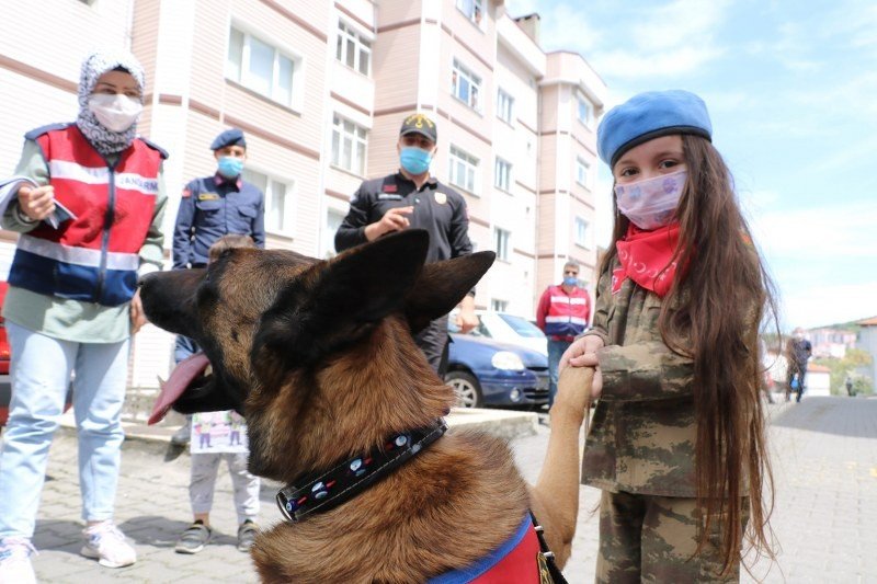 Bomba arama köpeği Şila, evde kalan vatandaşları gösterileriyle etkiledi - 4