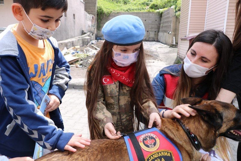 Bomba arama köpeği Şila, evde kalan vatandaşları gösterileriyle etkiledi - 5
