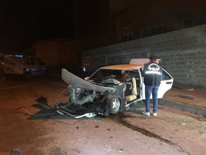 DİREĞE ÇARPTI: 1 ÖLÜ, 2 YARALI - 1