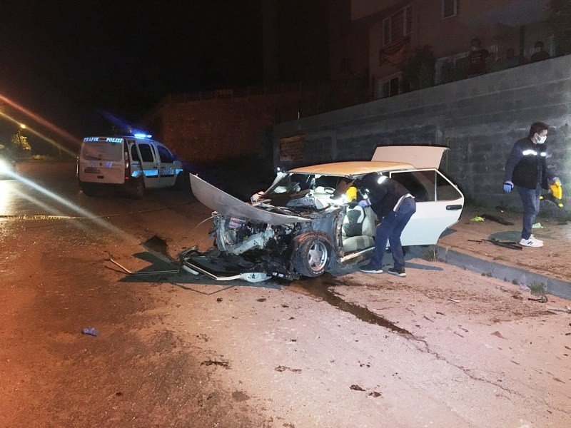 DİREĞE ÇARPTI: 1 ÖLÜ, 2 YARALI - 2