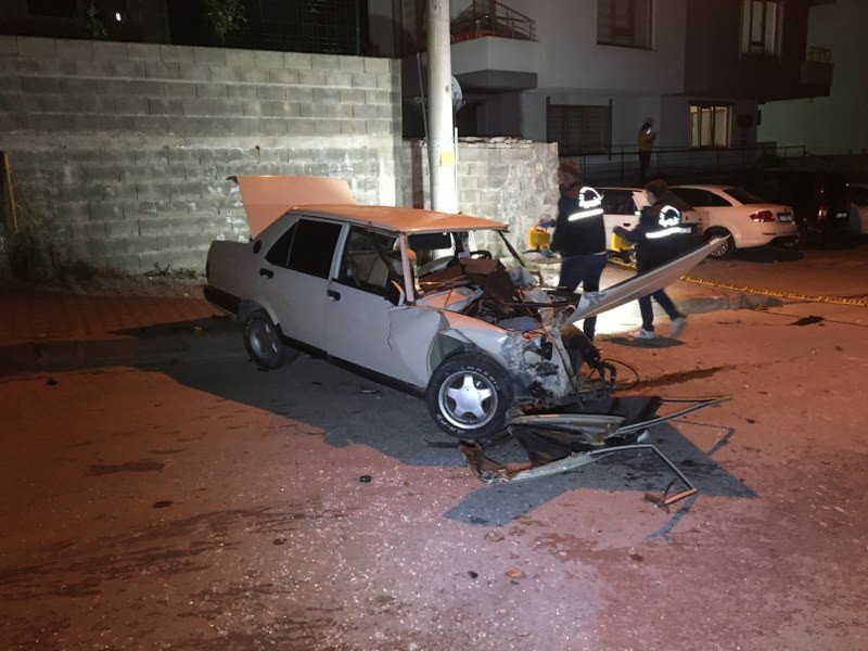 DİREĞE ÇARPTI: 1 ÖLÜ, 2 YARALI - 3